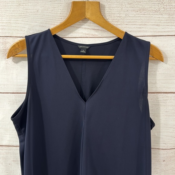 Gently used Ann Taylor navy blue women's shell tank top size Medium - Picture 3 of 7